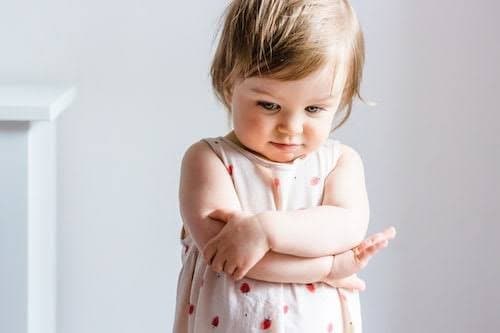 PETITE FILLE TETE BAISSE BRAS CROISEE