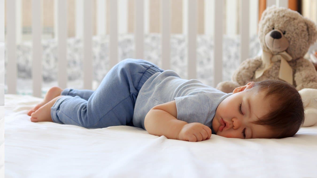 Bébé se réveille la nuit : comprendre les réveils nocturnes et l’aider à se rendormir