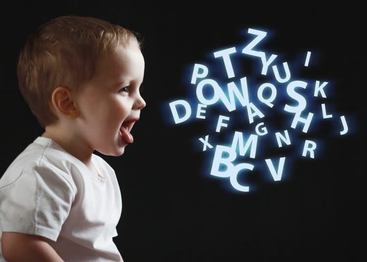 Un petit garçon de profil, bouche grande ouverte, d’où s’échappent des lettres lumineuses sur fond noir, symbolisant l’apparition du langage.