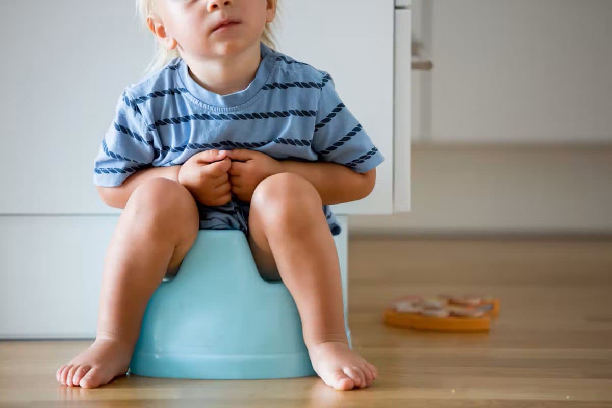 Apprentissage de la propreté : à quel âge commencer le pot, et comment s'y prendre ?