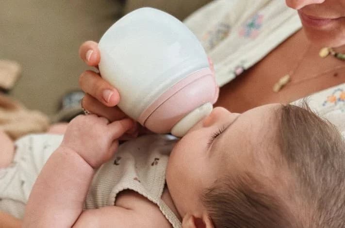 Quantité de lait : comment savoir si bébé boit assez ?