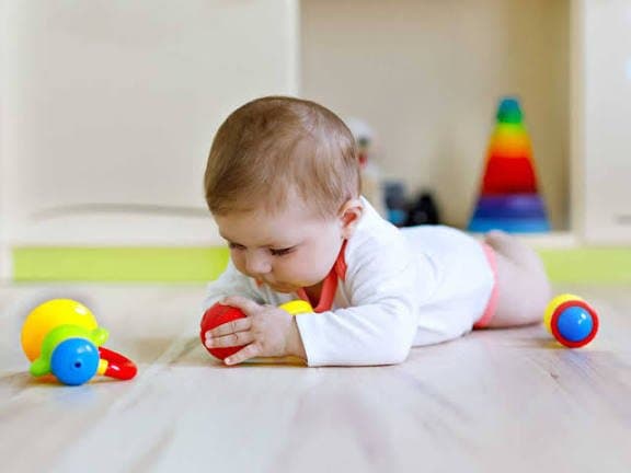 Motricité libre : faut-il aider bébé à s'asseoir, se retourner ou se déplacer ?